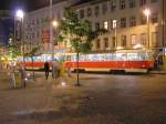 Straenbahn in Prag bei Nacht an der Station  Flora   brigens fahren die Straenbahnen in Prag am wochenende fter als in der Woche, ebenso die Metro 