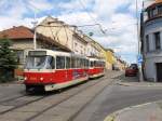 T3R.P Tandem auf der Talfahrt von Kobylisy in der Trojska ulica,die mit einem Geflle von 83 Promille zu einem der steilsten Streckenabschnitte der prager Straenbahn zhlt.(17.05.2012)