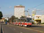 Tw.9020 als einer der letzten originalen KT8D5 in der Sokolovska ul.im Stadtteil Karlin.Diese Fahrzeuge werden laufend zur Type KT8D5.RN2P umgebaut und erhalten nebst niederflurigem Mittelteil noch eine Reihe weiterer Verbesserungen.(17.05.2012)