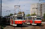 Zwei Garnituren der Reihe T3R.P warten in der Wendeanlage Levskeho, die sich im äußersten Süden von Prag befindet, die Ausgleichszeit ab.