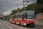 T6A5 8739 + 8731 als Linie 26 am nabrezie Kapitana Jarose, links im Hintergrund erkennt man den Hradschin. (20.09.2015)