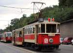 Fahrzeugparade 140 Jahre Straßenbahn in Prag: Tw. 2239 (Bj. 1930) + Bw. 1523 (Bj.1942) im Letztzustand vor ihrer Außerdienststellung im Jahr 1974. (nabr. Kapitana Jarose, 20.09.2015)