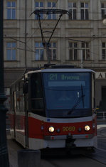 Die Linie 21 hält genau vor der Station Praha Masarykovo und fährt in der anderen Richtung nach Praha Branik, von selbiger Station starten zahlreiche  Dampfsonderzüge.