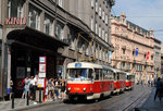 Ein aus den T3SUCS 7290 + 7289 bestehendes Tandem der Linie  9 bei einem kurzen Aufenthalt in der Haltestelle Vaclavske namesti.