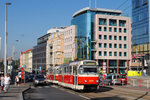 Ein vom T3R.P 8414 geführtes Tandem der Linie 16 fährt im Zentrum des Stadtteils Vysočany durch die Sokolovska ulice.