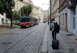 Praha / Prag SL 9 (Tatra T6A5 8685 + T6A5 ?) Senovázné Námestí am 24. Juli 2016. - Mein Sohn Stefan und ich verwendeten den Spaziergang vom Hotel bis zum Hauptbahnhof dazu, noch einige Straßenbahnfotos zu machen, bevor wir mit der Bahn zum nächsten Reiseziel, Wien, weiterfuhren.