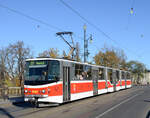 Der Tatra KT8D5 TW 9065 überquerte am 21. Oktober 2021 die Most Legií als Linie 22 nach Vypich.