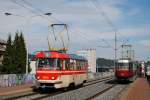 Der Fahrschulwagen 5502, der 1985 aus dem T3 6197 umgebaut wurde, erreicht die Haltestelle Modranska skola.