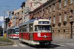 Der mustergültig in den Betriebszustand der frühen 1970er Jahre zurückversetzte T2 1435 in der Veveri ulice auf der Fahrt zur Parade.