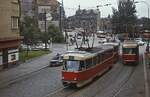 Kurz vor dem Hauptbahnhof begegnen sich im August 1977 ein Tatra-T 3-Doppel mit dem führenden T 3 171 und ein weiterer T 3 auf der Plzener Praszka