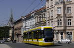 Gelenkwagen 374 der Straßenbahn Plzen an der Radbuza-Brücke, 12.8.20.