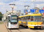 Fahrzeug 355 (Typ Vario LF) auf der Linie 1 Bolevec–Slovany in beim Verlassen der Haltestelle Hlavní nádraží.