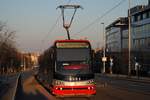 Am Abend des 21.03.2019 erreicht der ForCity 9290 der Linie 26 in der Evropska trida gerade die Haltestelle Hadovka.