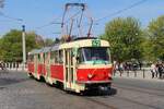 Ursprünglich aus Bratislava kam 2021 der Tatra K2 Nr. 7000 nach Prag zum Museum für öffentlichen Verkehr.
Am 16.4.2026 fährt er auf der Linie 42 bei der Mánes-Brücke durch Prag.