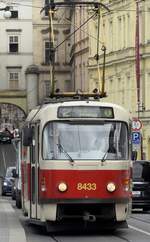 Unterwegs im Herzen von Prag: Die legendäre Tatra T3 mit der Nummer 8433 rollt auf Linie 2 Richtung Nádraží Braník durch die historische Altstadt. Zwischen engen Gassen, alten Fassaden und Kopfsteinpflaster bringt sie jeden Tag echten Retro-Charme auf die Schienen. Ein Stück Nahverkehrsgeschichte, das bis heute nicht aus dem Stadtbild wegzudenken ist.