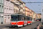 Ein vom T6A5 8725 angeführtes Tandem der Linie 9 in der ulice Plzenska auf dem Weg nach Sidliste Repy.