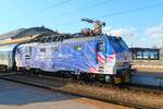 Lokomotive 151 006, eine auf 160 km/h umgebaute E 499.2, vor dem Schnellzug Praha-Děčín im Bahnhof Praha h.l.n, fotografiert am 01.02.