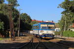 Einfahrt des Dieseltriebwagens 809 140 in den Endbahnhof Velvary.