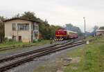 T 444 0255 und T 444 162 als Os 98118 von Lužná u Rakovníka nach Kolešovice zu sehen am 04.10.25 in Krupá.