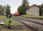 T 444 162 und T 444 0255 als Os 98121 von Lužná u Rakovníka nach Kolešovice zu sehen am 04.10.25 in Kněževes.