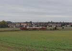 T 444 162 und T 444 0255 als Os 98121 von Lužná u Rakovníka nach Kolešovice zu sehen am 04.10.25 bei Kněževes.