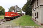 T 444 162 und T 444 0255 als Os 98121 von Lužná u Rakovníka nach Kolešovice zu sehen am 04.10.25 in Kněževes.