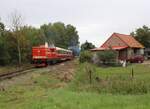 T 444 162 und T 444 0255 als Os 98121 von Lužná u Rakovníka nach Kolešovice zu sehen am 04.10.25 bei der Ausfahrt in Kněževes.