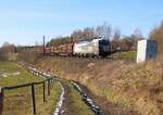 383 063-5 zu sehen am 09.02.23 mit einem Holzzug in Chotikov.
