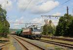 365 004-1 war hier am 30.08.22 in Vojtanov mit einem Getreidezug zu sehen.