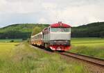 T 478 2006 (751 236-1) fuhr am 29.05.25 von Benešov u Prahy nach Kyselka.
Hier ist der Zug als R 098166 bei Vroutek.