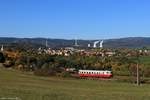 831.105 am Os 18368 nach Radonice u Kadaně unterwegs bei Želina und im hintergrund Kadaň, 12.10.2019