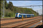 Der moderne Elektrotriebzug der CD 650208-2 auf der Strecke Prag nach Pilsen erreicht hier am 29.4.2024 um 12.35 Uhr den Bahnhof Horovice.