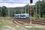 CD 841 009-4 am 10.August 2019 als letztes Fahrzeug des Os 8362 (Jihlavka - Havlickuv Brod) bei der Ausfahrt aus dem Bahnhof Kostelec u Jihlavy.