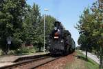 CSD 354 195 (UIC-Nr.: CZ-CD 90 54 3541 095-6) am 04.August 2018 vor dem Os 28451 (Veseli nad Luznici - Ceske Velenice) in der Haltestelle Dvorny nad Luznice.