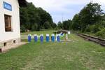 Liebevoll gestaltetes Bahnhofs"schild" im Bahnhof Hodice.