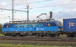 Der Vectron 383 004 von CD Cargo wartet am 08.10.2017 am Ausfahrsignal eines der  Mělníker Gütergleise auf Grün.