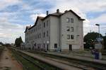 Aufnahmsgebäude des Bahnhof Okrisky am 09.August 2019.