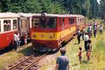 CSD 705 915-7 fährt am 03.Juli 1993 in den Bahnhof Chvalkov ein.