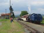 Zug mit der U 57.001 der Schmalspurbahn Rwersdorf (Třemen ve Slezsku) – Hotzenplotz (Osoblaha) am 29.06.2013 beim Halt in in Rowald (Slezsk Rudoltice)