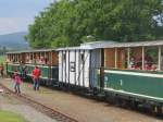 Waggons eines Zuges hinter der Lok U 57.001 der Schmalspurbahn Rwersdorf (Třemen ve Slezsku) – Hotzenplotz (Osoblaha) am 29.06.2013 bei einem Zwischenhalt.