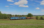 Die 750 326 und 750 252 der CD Cargo holten am 10.Mai 2024 aus Nove mesto pod Smrkem mehrere Hölzer beladene Waggons und fuhren sie nach Frydlant.