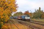 750 706 und 750 708 mit dem R 1230 und 750 707 mit dem R 1225 bei einer Kreuzung am 17.10.19 in Stochov. Heute fahren dort die Arriva 845!