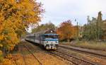 750 707 schiebt den R 1225 am 17.10.19 durch Stochov.