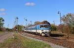750 708 schiebt den Os 1909 am 28.10.19 durch Jeneč.