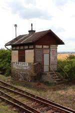 Noch steht Stellwerk 2 des Bf Břvany und die ehemals überpinselte deutsche Anschrift ist wieder gut lesbar. 22.07.2019