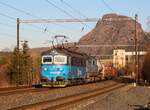 122 016-9 und 742 073-0 zu sehen im Sonnenuntergang am 15.03.22 mit einem Mischer in Želenice nad Bílinou.