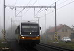 628 307-0 taucht fast unvermutet aus dem Nebel auf und durchfährt den Haltepunkt Stadice ohne Halt.