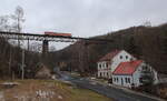 Der OS von Moldava nach Most fährt am 14.02.2026 über die Brücke in Hrob mit 811er Triebwagendoppel. Hier war der Schnee schon wieder Geschichte. 