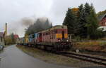 Ordentlich viel Rauch machen die beiden 742 Transistoren, die den 800Tonnen Zug von Vejpert nach Chomutov bringen. Aufgenommen am 10.10.2025 in der Ortslage Vejpert, hier beginnt die Steigung bis Kovarska. Der Zug wurde daher in 2 Teile geteilt. 