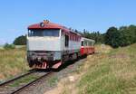 T 478 1146 (749 146) fuhr am 24.06.23 einen Sonderzug von Slaný nach Bochov. Hier ist der Zug bei Chyše zu sehen.